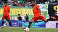Ruben Sanadi membela Bhayangkara FC saat melawan Persebaya Surabaya di Piala Gubernur Jatim 2020. (dok. Media Bhayangkara FC)
