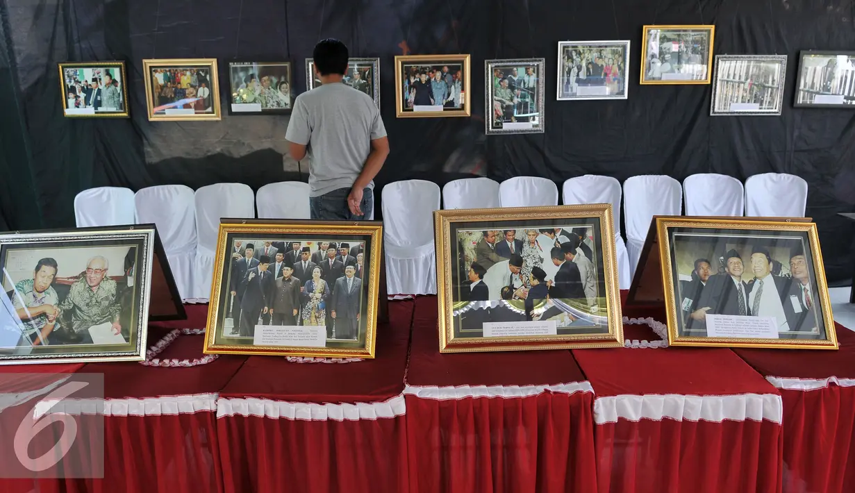 Pengunjung tampak melihat foto Gus Dur yang dipamerkan di Jombang, Surabaya, Selasa (4/8/2015). 50 foto menampilkan rekaman Gus Dur sebelum dan saat menjadi Presiden RI ke-4 menyemarakkan Muktamar NU ke-33. (Liputan6.com/Johan Tallo)