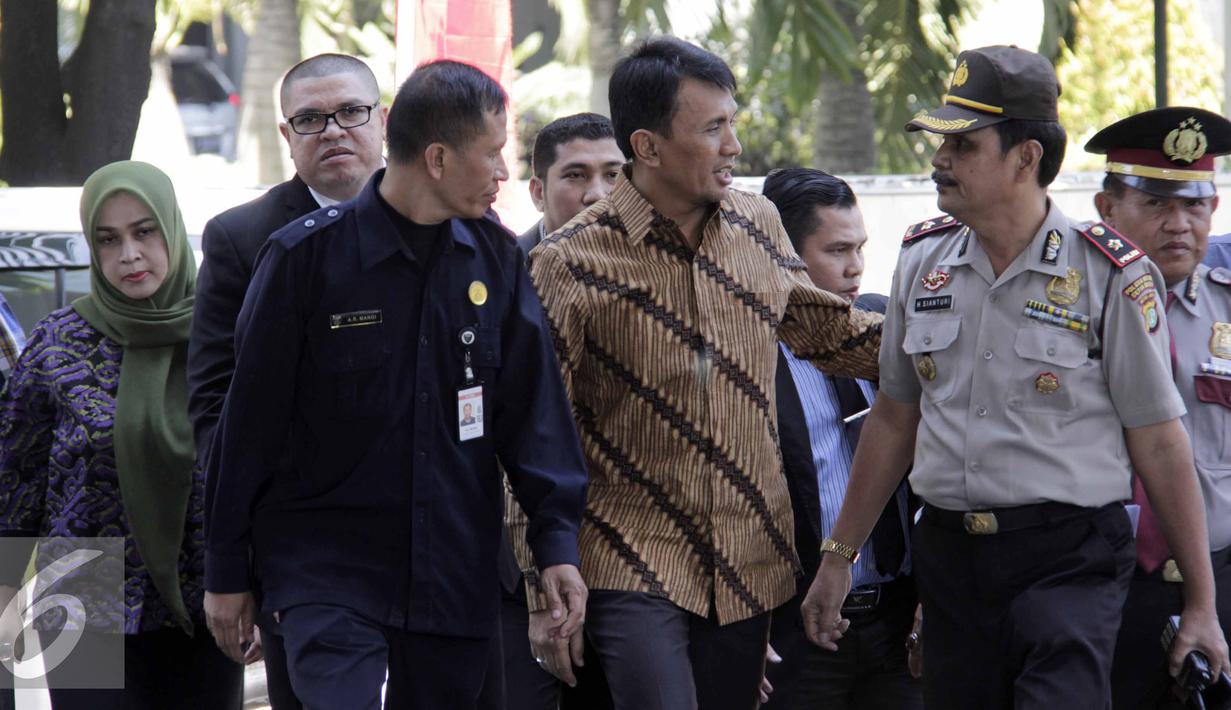 Gubernur Sumatera Utara Gatot Pujo Nugroho bersama istrinya, Evy Susanti memenuhi panggilan penyidik KPK, Jakarta, Senin (3/8/2015) Gatot diperiksa sebagai tersangka kasus dugaan suap hakim PTUN Medan. (Liputan6.com/Helmi Afandi)