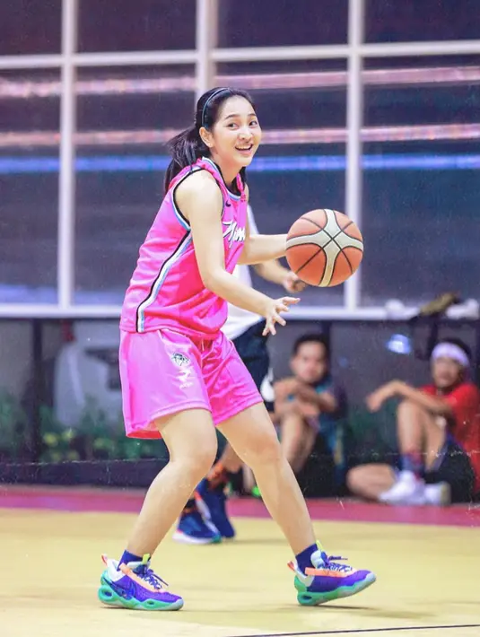 Harini Sondakh sendiri merupakan mantan atlet basket, tak heran jika jogging menjadi aktivitas rutin Harini Sondakh untuk memperkuat skill-nya dalam bermain basket. Ia kerap berlatih dan bertanding di berbagai kesempatan hingga akhirnya sempat menyabet piala. (Liputan6.com/IG/harinisondakh).