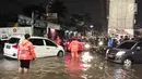 Petugas mengatur lalu lintas saat banjir menggenangi kawasan Simpang Seskoal, Kebayoran Lama, Jakarta, Sabtu malam (16/2). Akibat banjir tersebut pengguna jalan diarahkan ke Jalan Panjang Cidodol atau putar balik ke Kebayoran Lama. (Liputan6.com/Septian)