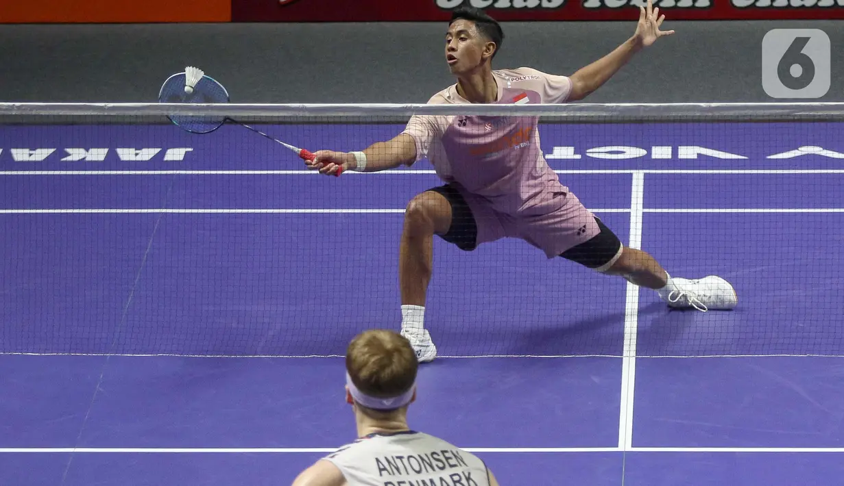 Alwi Farhan gagal melaju ke babak perempat final Indonesia Open 2025 usai kalah dari Anders Antonsen (Denmark) dengan skor 16-21, 21-18, 14-21. (Liputan6.com/Herman Zakharia)