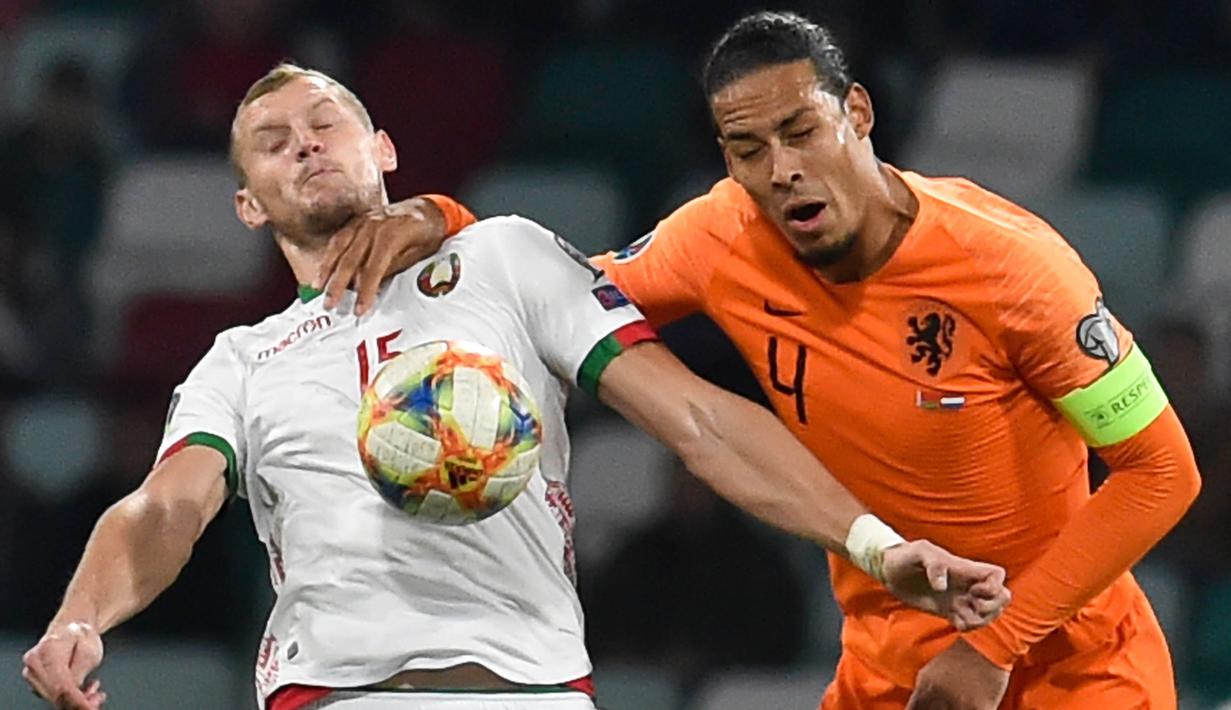 Striker Belarusia, Denis, Laptev, berebut bola dengan bek Belanda, Virgil Van Dijk, pada laga Kualifikasi Piala Eropa 2020 di Minsk, Minggu (13/10). Belarusia kalah 1-2 dari Belanda. (AFP/Sergei Gapon)