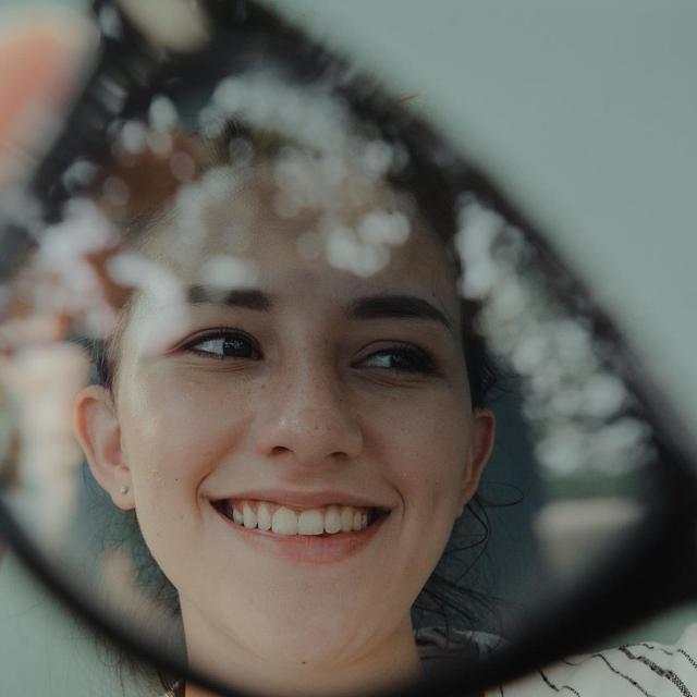 6 Artis Ini Tetap Memesona Saat Pamer Freckles, Banjir Pujian