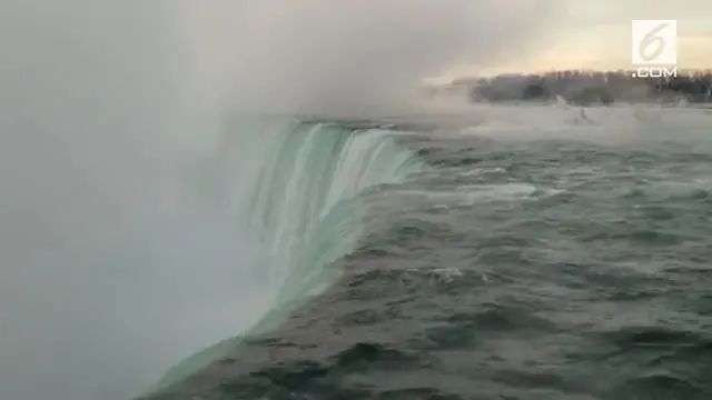 Cuaca dingin yang melanda wilayah Amerika Serikat membekukan sebagian air terjun niagara. Bagaimana penampakannya?