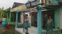 Puluhan rumah di Sidoarjo diterjang puting beliung (Liputan6.com/Dian Kurniawan)
