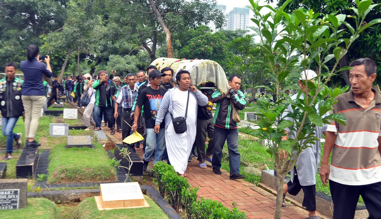 Pukul 10.40 WIB, jenazah Laila dimakamkan dan dihadiri oleh sejumlah kerabat. Satu orang anak angkat dan tiga cucunya mengantarkan Laila dikebumikan dengan raut wajah sedih. (Nurwahyunan/Bintang.com)
