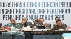 Ketua KPU RI, Arief Budiman (ketiga kiri) memimpin rapat Rekapitulasi Hasil Penghitungan Perolehan Suara Tingkat Nasional dan Penetapan Hasil Pemilihan Umum Tahun 2019, Jakarta, Minggu (5/5/2019). Rapat dihadiri partai politik, timses Capres/Cawapres dan Bawaslu. (Liputan6.com/Helmi Fithriansyah)