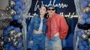 Azizah Salsha hadir mengenakan jaket denim crop dipadukan pula tanktop putih crop serta bawahan celana panjang denim. [@azizahsalsha_]