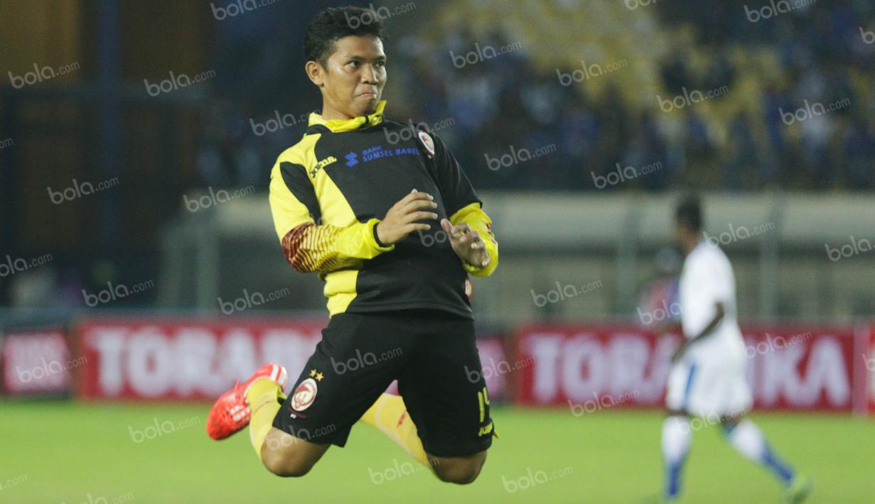 Gelandang Sriwijaya FC, Eka Ramdani, memulai karier di sebagai pesepak bola profesional di Persib Bandung  pada musim 2002-2003. Menghadapi Persib, dirinya mendapat sorakan kurang bersahabat dari Bobotoh. (Bola.com/Vitalis Yogi Trisna)