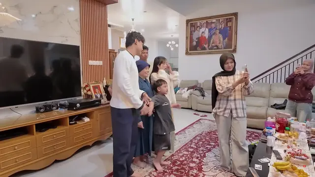 Potret Ruang TV Rumah Haji Faisal dan Mama Fuji