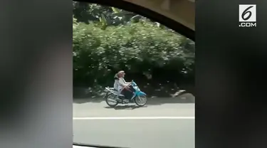 Seorang pengendara mobil yang tengah melintasi Tol Tangerang merekam aksi emak-emak yang nekat masuk ke jalur tol sambil bonceng anak.