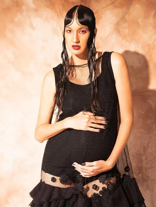 Sebagai bumil, Nadine tetap pancarkan aura model dengan tatanan rambut artistik [@nadinelist]