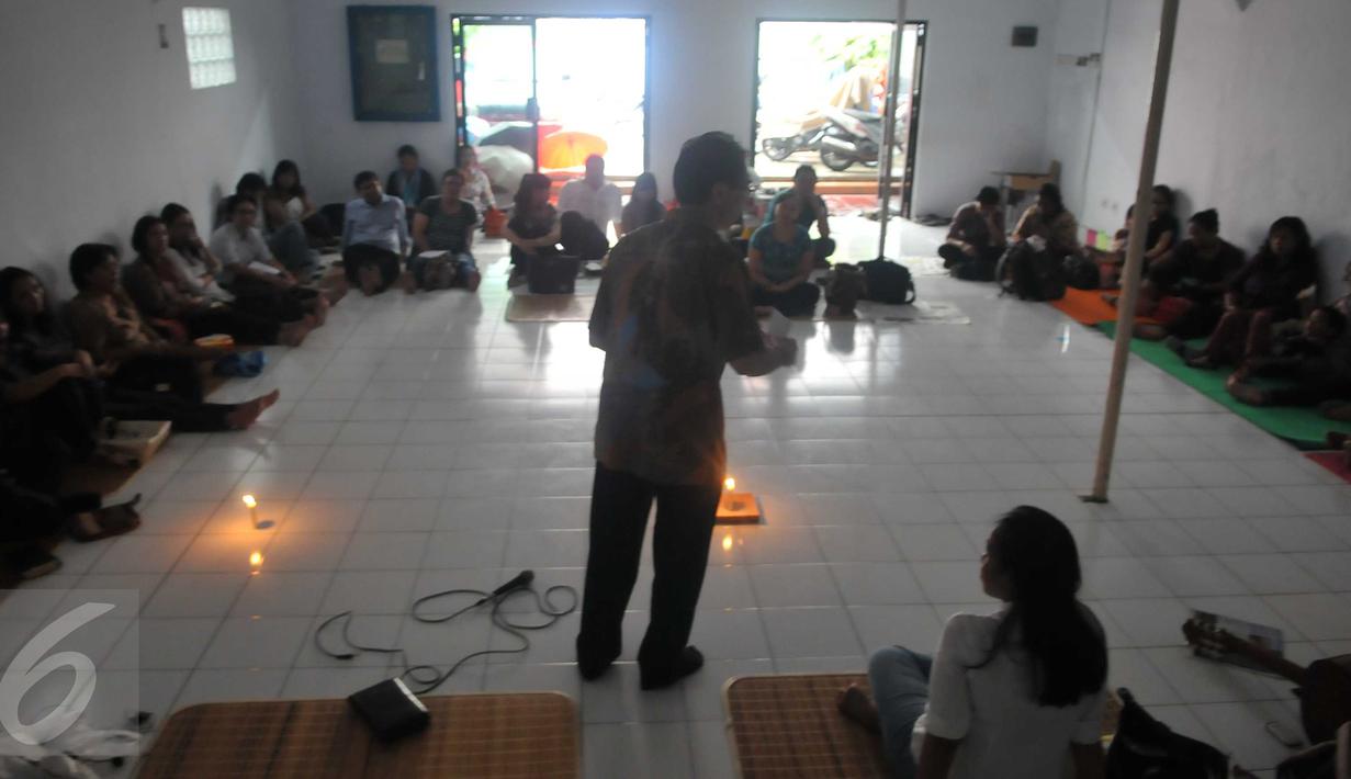 Pendeta memberikan khutbah di Gereja Bethel Indonesia Kalijodo, Jakarta, Minggu (28/2/2016). Pemprov DKI Jakarta memberi kesempatan kepada warga Kristiani untuk beribadah sebelum penggusuran pada 29 Februari. (Liputan6.com/Gempur M Surya)