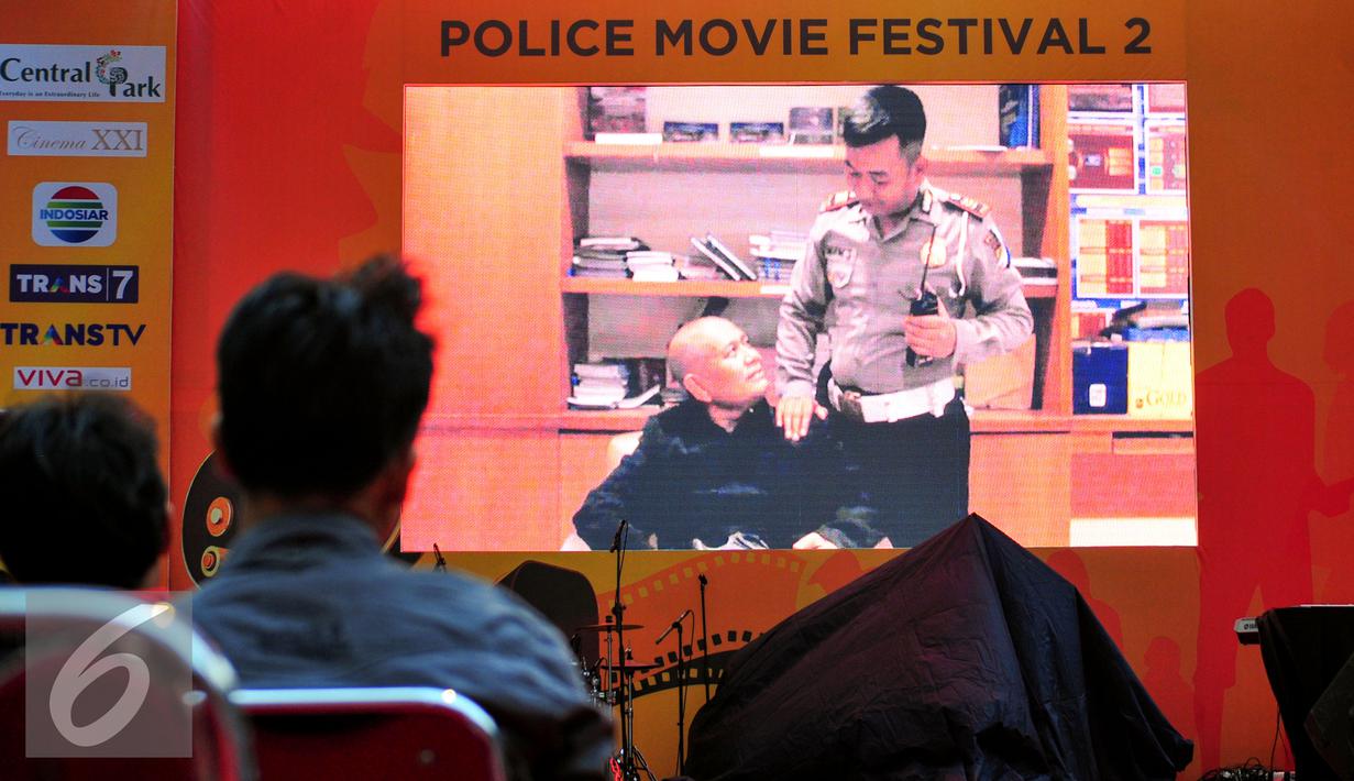 Pemutaran Film Pendek Polisi saat malam Penganugerahan Police Movie Festival 2015, Jakarta, Sabtu (13/6/2015). Film pendek besutan Edosz cs dengan judul' Mencoba Menjadi Polisi Harapan ' berhasil keluar sebagai juara pertama. (Liputan6.com/Yoppy Renato)