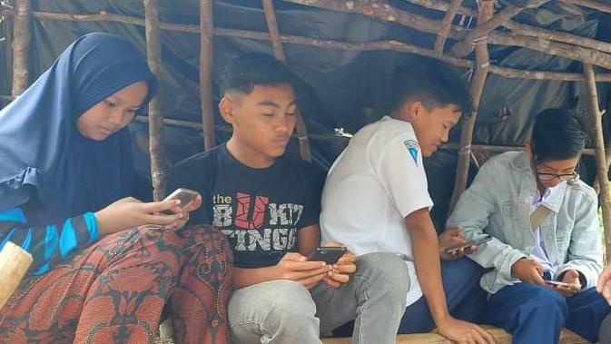Pelajar di Palupuah Agam harus pergi ke daerah perbukitan untuk belajar online karena di kampunya tidak tersedia sinyal seluler. (Liputan6.com/ Novia Harlina)