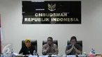 (Ki-ka) Wakil Ketua Ombudsman RI Lely Pelitasari Soebekty, Mendikbud Anies Baswedan dan anggota Ombudsman Alvin Lie di kantor Ombudsman RI, Jakarta, Rabu (4/5). Ombudsman mengadukan temuan evaluasi UN SMA/SMK 2016 lalu. (Liputan6.com/Helmi Afandi)