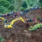 Tim SAR mengerahkan alat berat untuk mencari korban longsor di Kabupaten Ponorogo, Jawa Timur, Minggu (2/4). Bencana tanah longsor yang terjadi Sabtu kemarin menimbun puluhan rumah, sedangkan 28 warga dinyatakan hilang. (JUNI KRISWANTO/AFP)