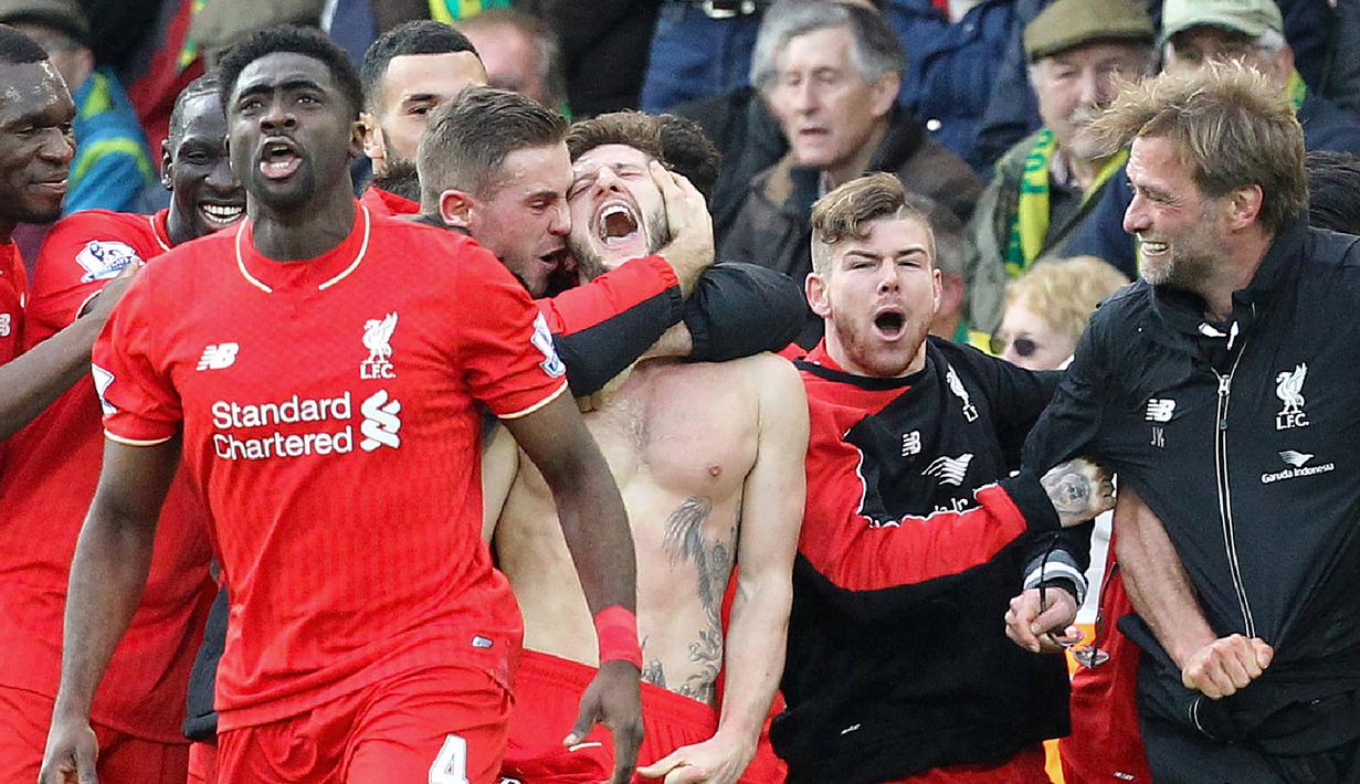 Pemain Liverpool, Adam Lallana (tengah), merayakan gol penentu yang dicetaknya di menit ke-90+2 ke gawang Norwich City dalam laga Liga Inggris di Stadion Carrow Road, Norwich, Sabtu (23/1/2016). Liverpool menang 5-4. (AFP/Lindsey Parnaby)