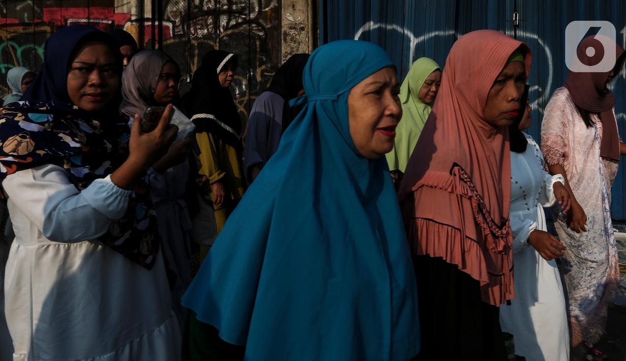 Warga berbondong-bondong memadati kawasan tersebut untuk melakasanakan Sholat Idul Fitri 1444 H. (Liputan6.com/Johan Tallo)