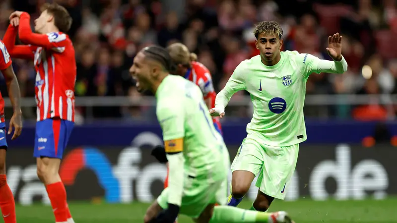 Penyerang muda Barcelona, Lamine Yamal, merayakna gol yang dicetaknya ke gawang Atletico Madrid dalam laga jornada 28 La Liga Spanyol di Metropolitano Stadium, Senin (17/3/2025) dini hari WIB. Barcelona menang 4-2 di markas Atletico Madrid itu. (OSCAR DEL POZO / AFP)