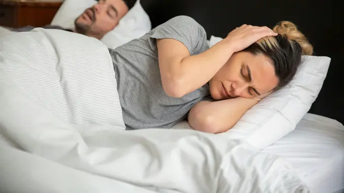 Penyebab Seseorang dapat Mendengkur Saat Tidur dan Solusinya!