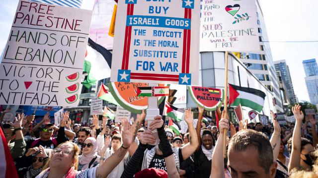 Demonstran di Toronto, Kanada, menyerukan akhir kekerasan bagi Palestina. (AP/Arlyn McAdorey)