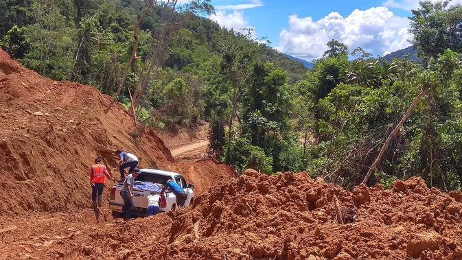 Longsor di Jalan Trasn Wamena-Jayapura. (Liputan6.com/Katharina Janur)