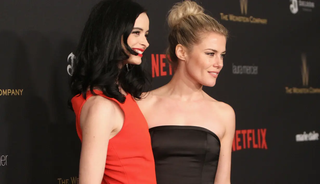 Rambut pirang indahnya diangkat seluruhnya menjadi ikat ekor kuda yang tinggi, mengekspose tulang pipi tajam yang dimilikinya secara alami. Rachael terlihat bersama Krysten Ritter, lawan mainnya di ‘Jessica Jones’. (AFP/Bintang.com)