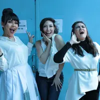Meski tergabung dalam geng Menteri Ceria, namun Luna Maya, Melani, Ricardo, Ayu Dewi mengakui bahwa geng mereka tetap berteman baik dengan anggota geng lainnya, seperti Girl Suad, Arisan Dollar, dan yang lainnya. (Adrian Putra/Bintang.com)