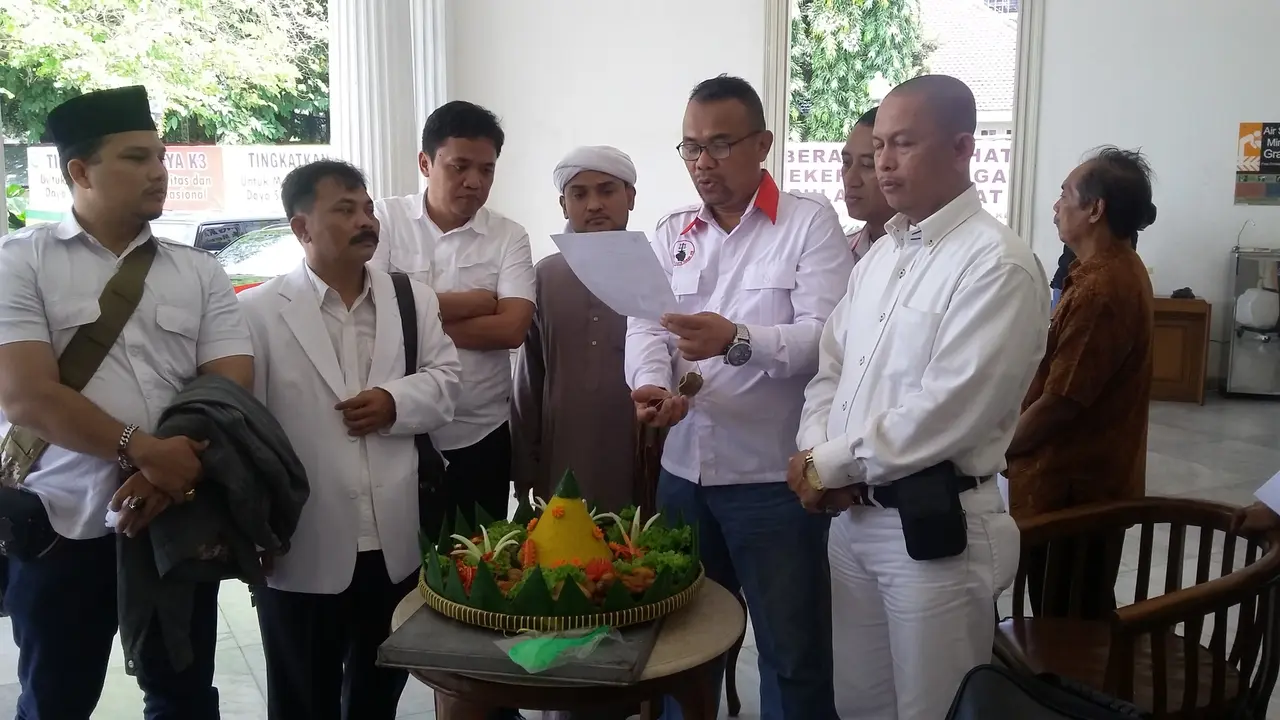  Advokat Cinta Tanah air (ACTA) memberikan tumpeng kepada Gubernur DKI Jakarta Basuki Tjahaja Purnama atau Ahok. 