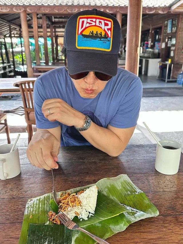 Aktor Lee Beom Soo makan nasi bungkus di Bali.