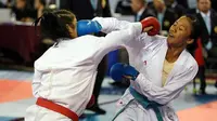 Atlet karate Indonesia, Srunita Sari Sukatendel (kanan), yang turun di nomor kumite 50 kg, menyabet medali perak pada Kejuaraan Karate Asia yang berlangsung di Astara Sports Complex, Astana, Kazakhstan, 15-16 Juli 2017. (World Karate Federation)