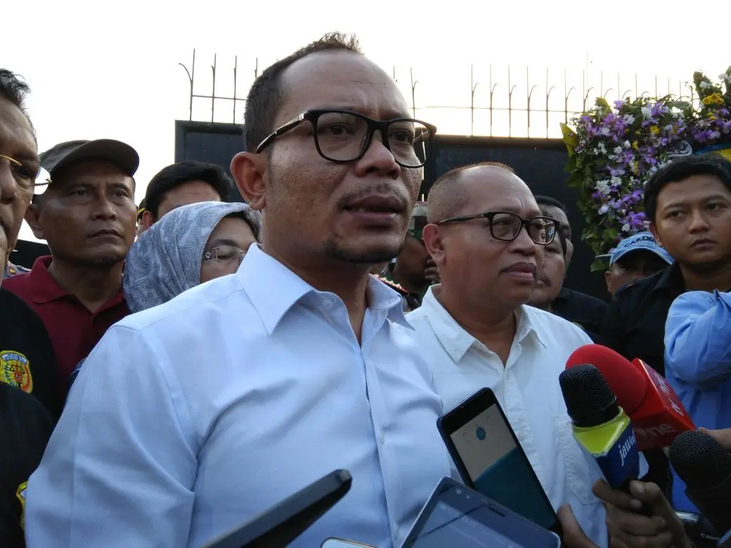 Menaker Hanif Dakhiri mengunjungi lokasi ledakan pabrik mercon di Tangerang. (Liputan6.com/Pramita Tristiawati)