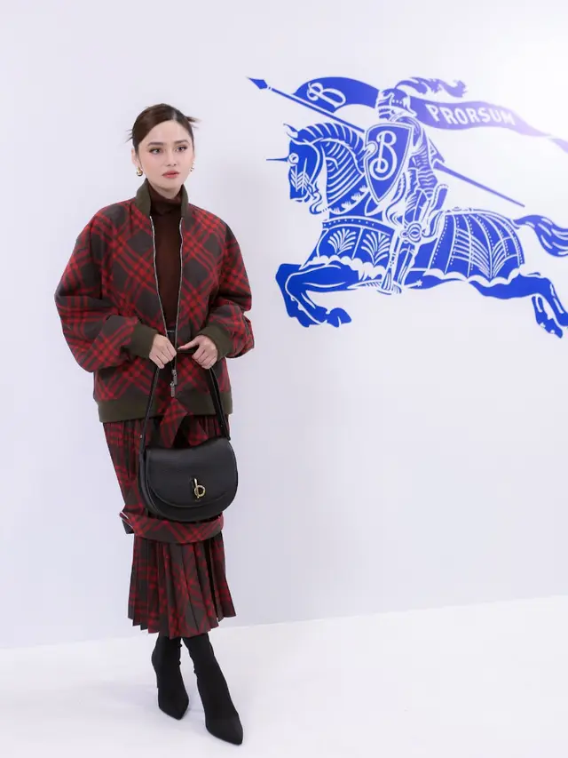 Gaya Artis Kenakan Tas Dari Brand yang Sama. [Daniel Kampua/Fimela]