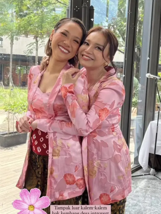 Saat melihat lebih dekat, model kebaya kutu baru yang dipakai Rossa dan BCL nampak berbeda. BCL memberi highlight pada bahu dan kerah (Instagram @rezachandika)