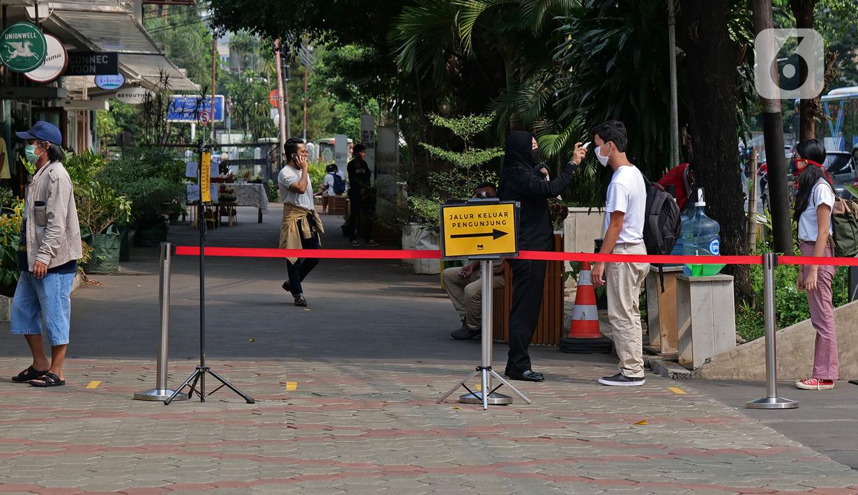Pengunjung antre mengecek suhu tubuh sebelum memasuki kawasan M Bloc Space, Blok M, Jakarta, Sabtu (11/7/2020). Sempat tutup sementara hampir tiga bulan, tempat nongkrong hits beragam kalangan di bekas kompleks Peruri ini mulai beroperasi kembali pukul 12.00-20.00 WIB. (Liputan6.com/Herman Zakharia)