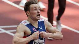 Saking senangnya, ia pun melakukan selebrasi dengan merobek bajunya usai finish dalam pertandingan final lari gawang 400 meter putra pada Olimpiade Tokyo 2020. (Foto: AFP/Guiseppe Cacace)