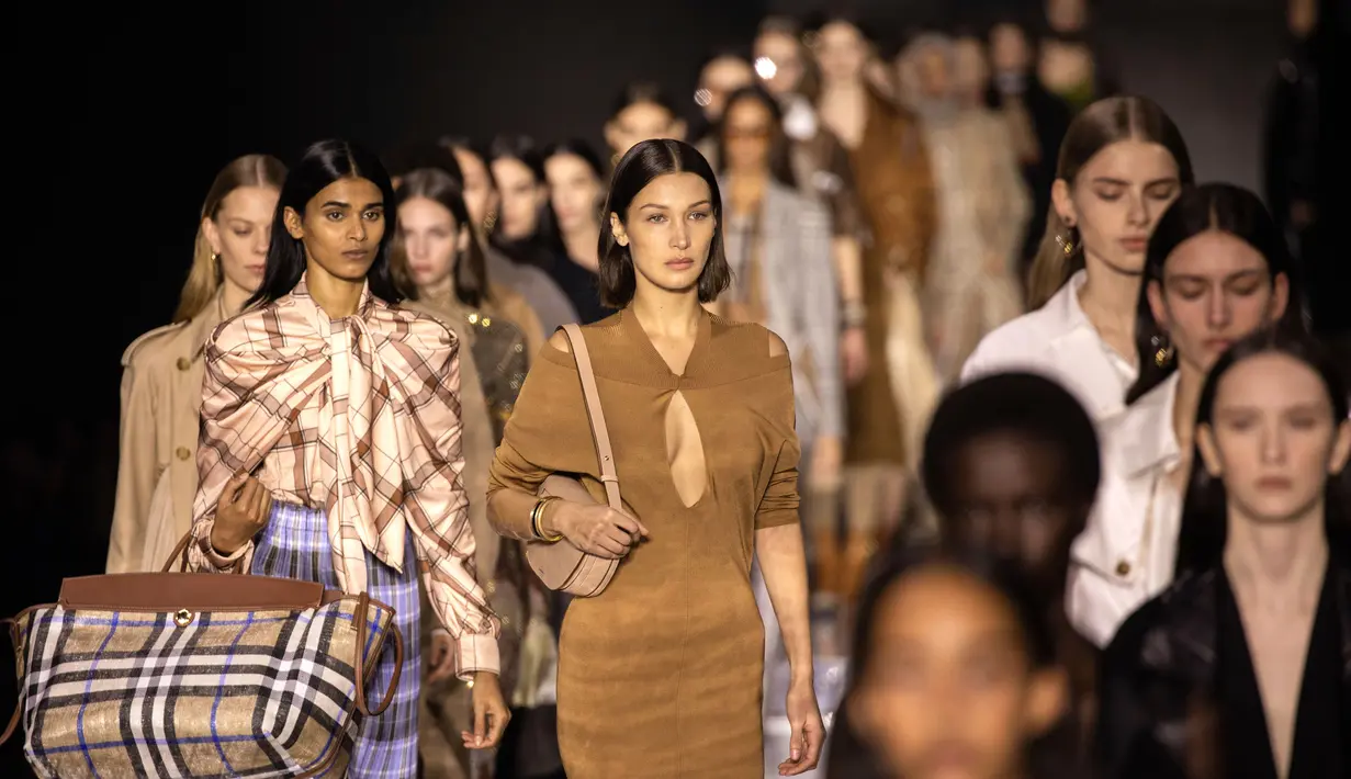 Model Bella Hadid (tengah) memeragakan busana koleksi Burberry dalam London Fashion Week 2020 di London, Inggris, Senin (17/2/2020). London Fashion Week 2020 berlangsung pada tanggal 14 hingga 18 Februari. (Photo by Vianney Le Caer/Invision/AP)