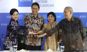 Menteri Keuangan yang juga Ketua Komite Stabilitas Sistem Keuangan (KSSK) Purbaya Yudhi Sadewa  bersama Pejabat Sementara Gubernur Bank Indonesia Destry Damayanti,   Ketua Dewan Komisioner Otoritas Jasa Keuangan (OJK) Frederica Widyasari Dewi  dan Ketua Dewan Komisioner Lembaga Penjamin Simpanan (LPS) Anggito Abimanyu  berfoto bersama sebelum saat  menyampaikan konferensi pers hasil rapat berkala KSSK III tahun 2026 di Jakarta, Senin (3/8/2026). (KLY/ Arie Basuki)