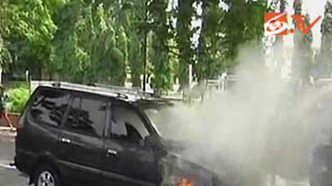 120415cmobil-terbakar.jpg
