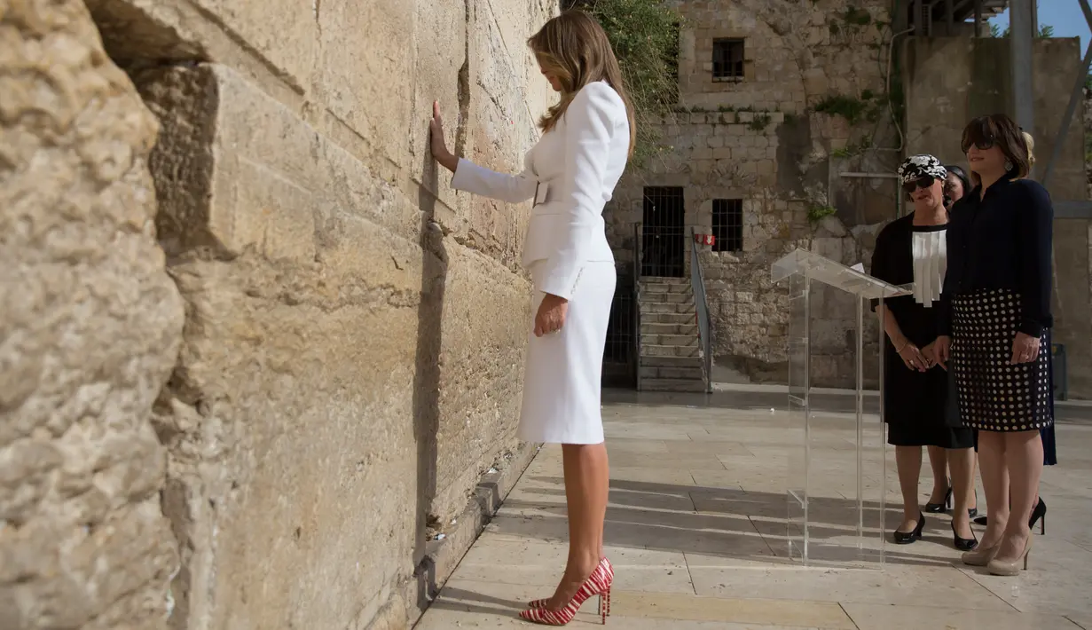 Ibu Negara AS, Melania Trump menyentuh Tembok Ratapan saat mengunjungi tempat suci milik kaum Yahudi itu di Yerusalem, Senin (22/5). (Heidi Levine, pool via AP)