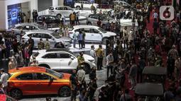 Suasana pameran otomotif Indonesia International Motor Show (IIMS) Hybrid 2022 di JIEXPO, Kemayoran Jakarta Pusat, Kamis (31/3/2022). Pameran yang resmi dibuka hari ini digelar selama dua pekan ke depan. (Liputan6.com/Johan Tallo)