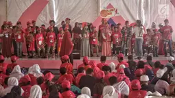 Anak-anak bermain angklung dalam kegiatan Gebyar Prestasi Keluarga Sejahtera di Buperta Cibubur, Jakarta, Minggu (12/8). Anak-anak diharapkan bisa mengaktualisasikan prestasi yang diraih. (Liputan6.com/Faizal Fanani)