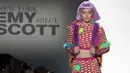 Model Gigi Hadid berjalan di atas catwalk membawakan koleksi Fall/Winter 2018 dari Jeremy Scott dalam New York Fashion Week, AS (8/2). Supermodel berusia 22 tahun ini tampil cantik dengan wig berwarna pink. (AP Photo/Mary Altaffer)