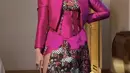 Yura Yunita tampil layering serba pink, dengan blazer, korset, dan kebayanya. Dipadukan kain batik serta sneakers warna serasi. [Instagram/@yurayunita]