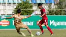 Gelandang Timnas Indonesia U-19, Witan Sulaiman, berusaha membobol gawang Thailand U-19 pada laga Piala AFF U-18 di Stadion Thuwanna, Yangon, Jumat (15/9/2017). Hingga babak pertama usai skor masih imbang 0-0. (Liputan6.com/Yoppy Renato)