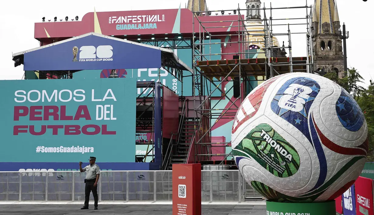 Seorang anggota Garda Nasional berfoto di instalasi FIFA Fan Fest Guadalajara di Plaza Liberacion dan Plaza de Armas di pusat kota Guadalajara, Negara Bagian Jalisco, Meksiko, Selasa 9 Juni 2026, menjelang pembukaan turnamen sepak bola Piala Dunia 2026. (Ulises RUIZ/AFP)
