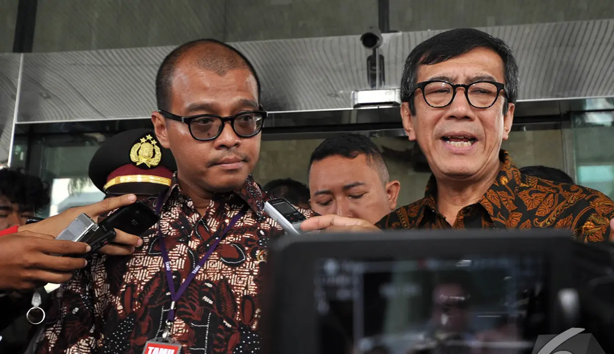 Kedatangan Menkumham dan Seskab untuk berkordinasi terkait kursi kosong pimpinan KPK setelah ditinggalkan Busyro Muqqodas, sejak 16 Desember 2014, lalu, Jakarta, Kamis (18/12/2014). (Liputan6.com/Miftahul Hayat)