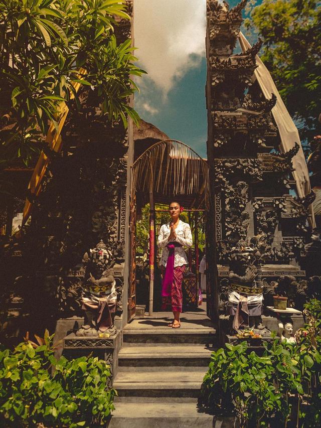Potret Agnez Mo Pakai Kebaya Tradisional Bali (sumber: instagram/agnezmo)